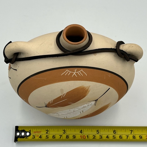 Vintage Hand-Painted Native American Pottery, Desert Pueblo “Buckskin” - Picture 7 of 9